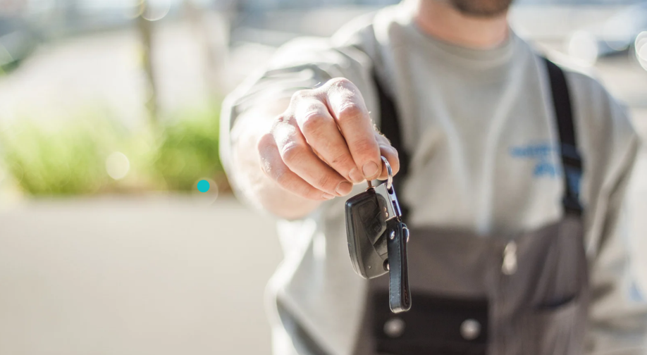 🚗 Buy vs Lease a Business Vehicle in 2025: Maximize Your Tax Write-Offs (Updated Guide)